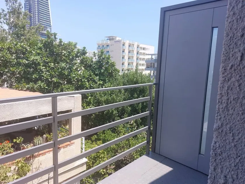 Studio Room Ensuite by the Beach, Entire Independent Unit - Image 1