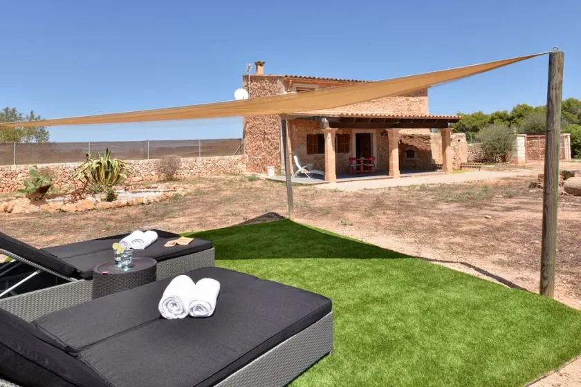 Small, comfortably furnished finca just 4.5 km from the sandy beach of Es Trenc - Image 1