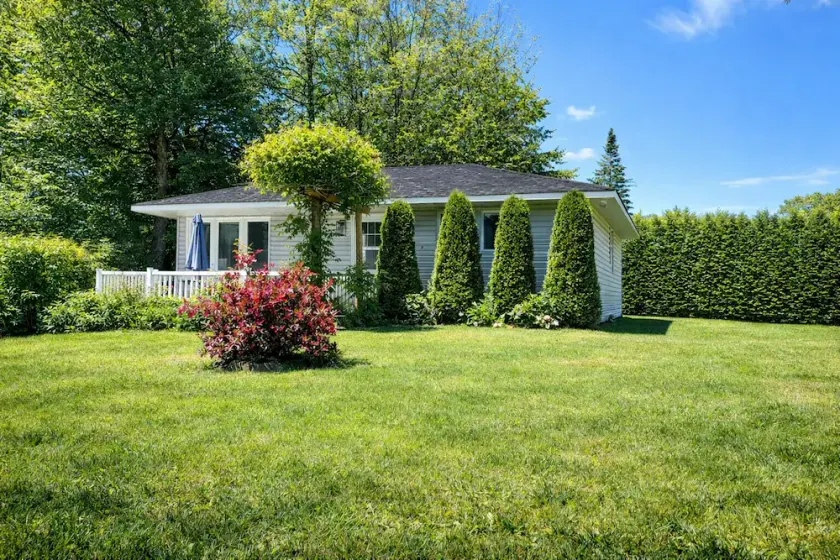 Beautiful 3-Bdrm Cottage close to Ski Resorts w/ Hot Tub, Game Room, & more! - Image 1