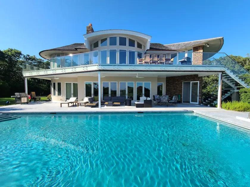 Beautiful home with spectacular views of the ocean. - Image 1