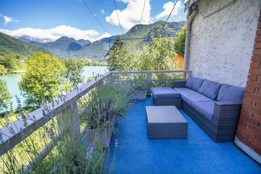 Hus ved søen med to terrasser - Image 1