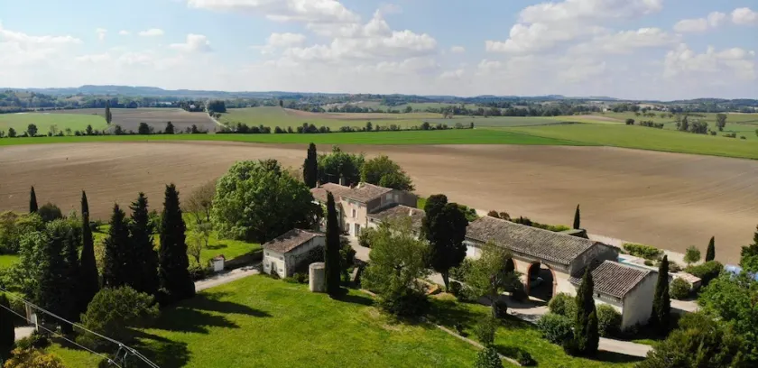 Ferme Lauragaise en pleine campagne, vue sur les Pyrénées - Image 1