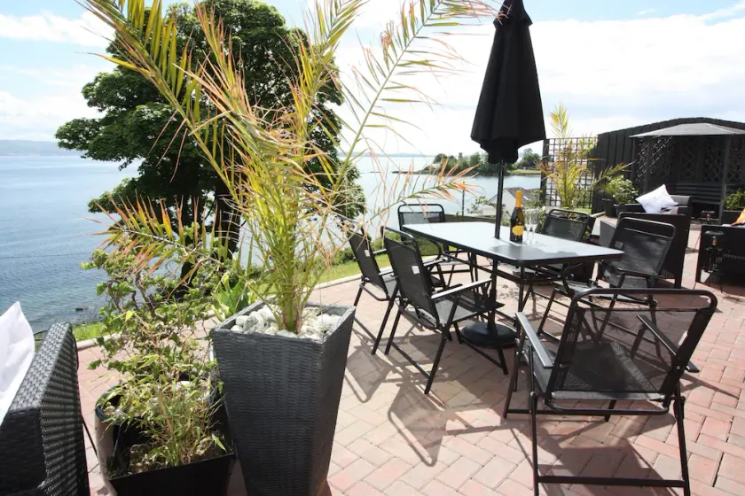 Country Property, Spectacular Seaviews & Hot Tub, 6 en-suite bedrooms Sleeps 12+ - Image 1