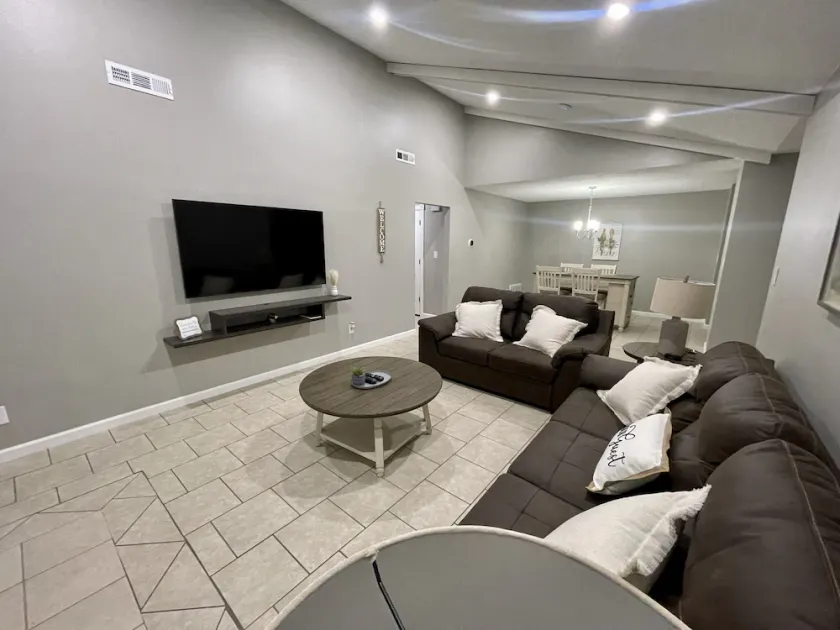 Renovated cozy and clean house near UofA - Image 1