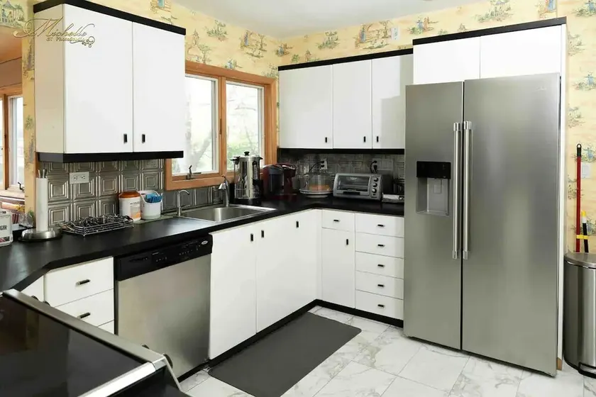 Spectacular 4-bedroom home with private attached bathroom - Image 1