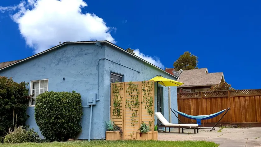 Large Private Oasis with Yard Space, Minutes to Downtown - Image 1
