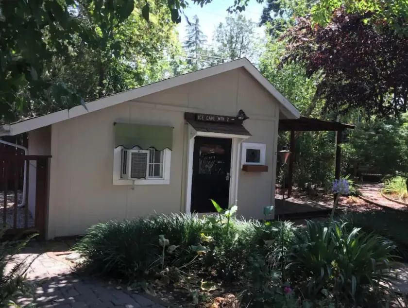 Quiet Petite Garden Retreat - Image 1