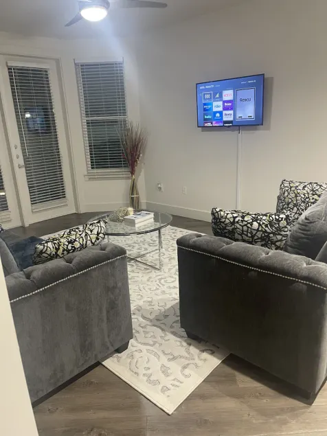 Cozy, luxury 2bd 2bth midtown rental with pool - Image 1