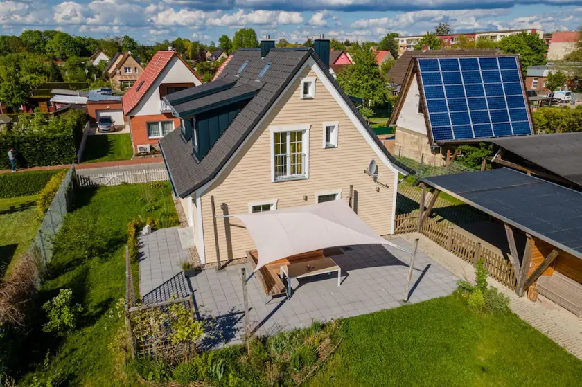 Moderne sommerhus i høj kvalitet til 6-8 personer, 300 m til Müritz, WiFi, pejs - Image 1