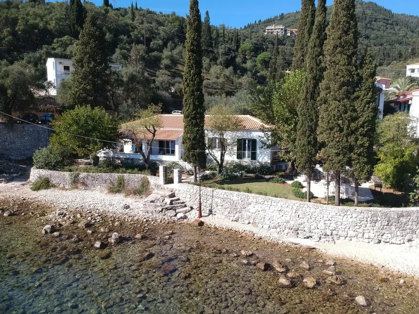 Villas de prestige | KALAMI | Villa contemporaine moderne en front de mer - Image 1