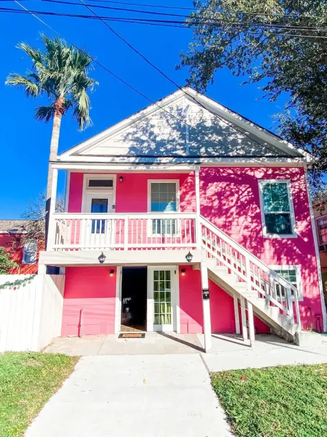 The Pink House- minutes walk to beach!! - Image 1