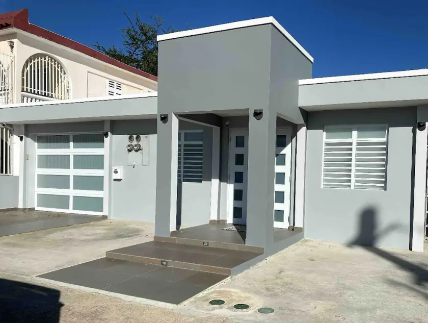 Comfy modern house near airport & beach - Image 1