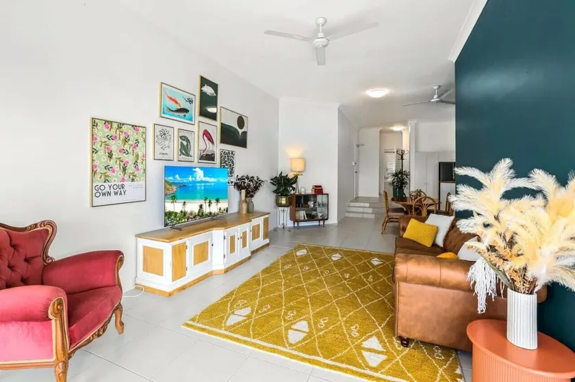 Charming Seaside Apartment with Balcony & Pool, Steps from Trinity Beach - Image 1