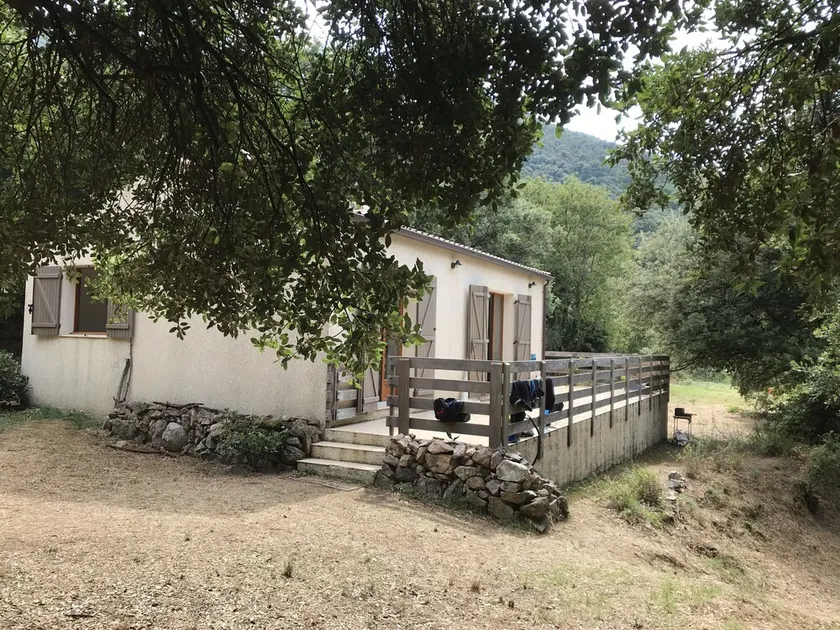 Casa en terreno elevado formado por 3 grandes restanques bordeados de árboles tranquilos. - Image 1