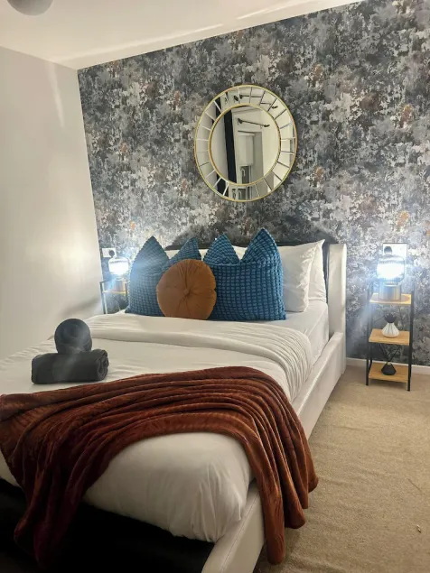 Elegant 2-Bed Home - Prime City Centre Location - Image 1