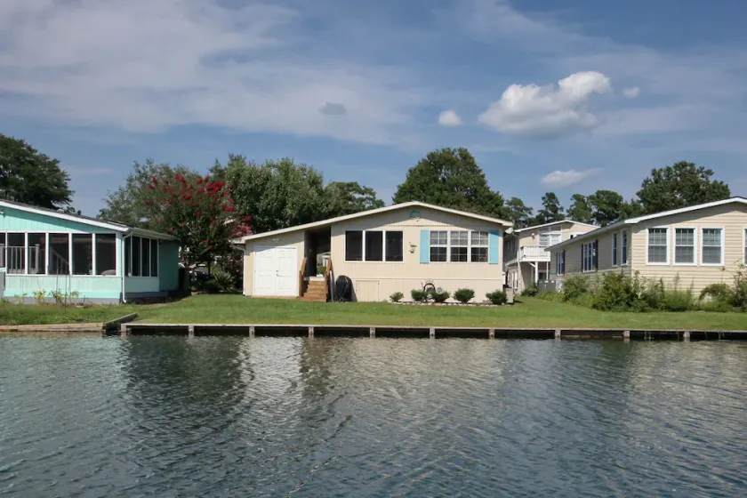 Beach House with a lake.  - Image 1