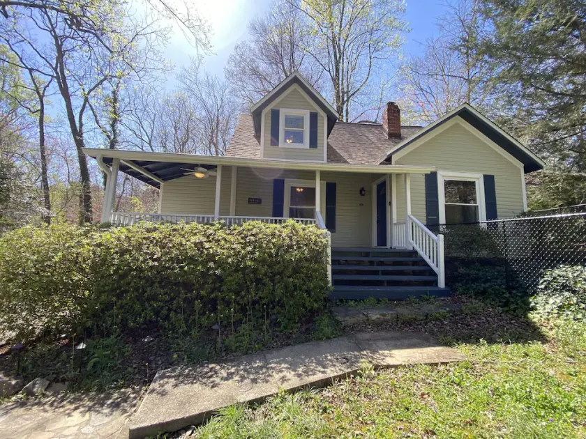 Cozy historic cottage in the woods. 10 minute walk to town  - Image 1