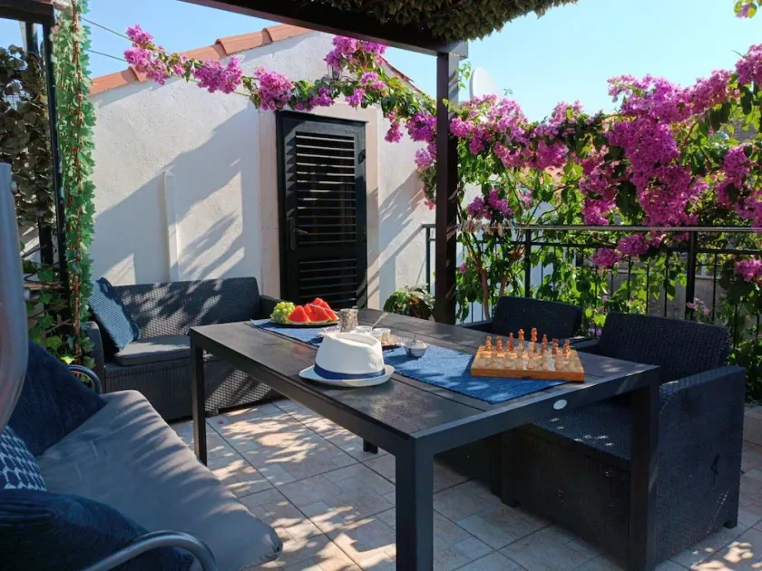Holiday Home By The Sea - Nina & Kate - Image 1