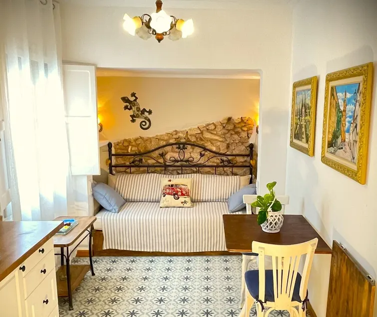 Mediterranean Gecko. A functional, comfortable, and well-located apartment. Perfect for couples - Image 1