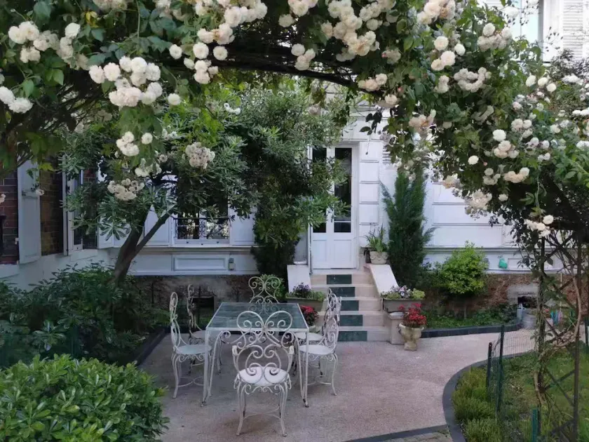 Luxurious 3+1 pcs apartment with garden 3 km from Paris - Image 1