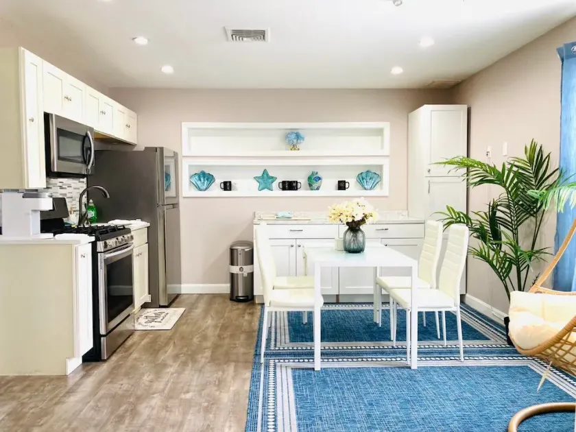 Private Apartment with private entrance, Full Bathroom, Living room, Kitchen - Image 1