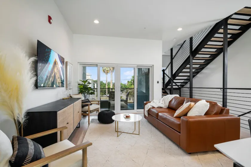 Modern & Gorgeous Rooftop City Views & Close to the Best of Everything in SA! - Image 1