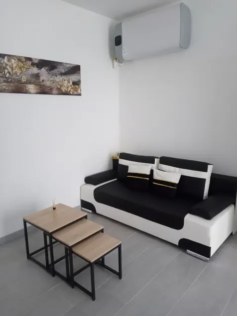 Apartment with garden and freestanding pool - Image 1