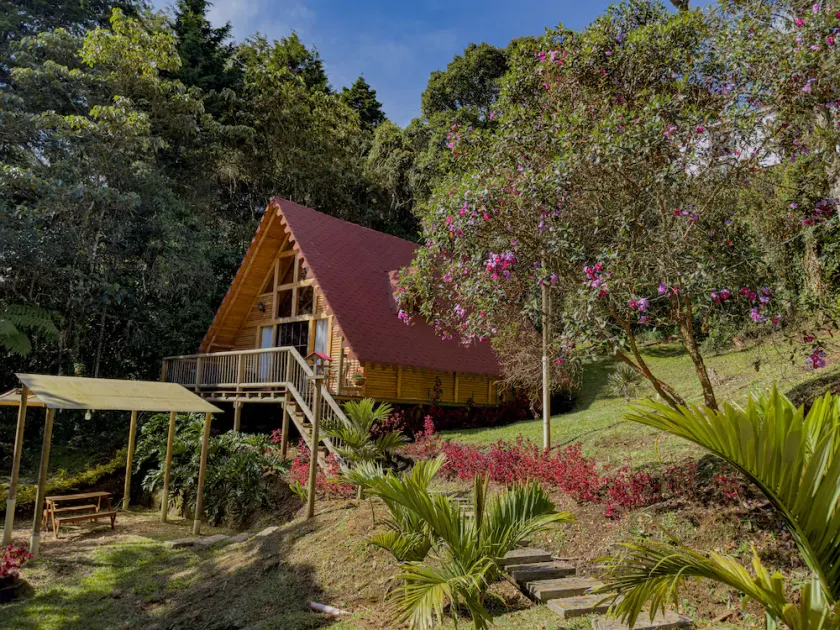 Hermosa Cabaña Tipo Chalet en Santa Elena - Image 1