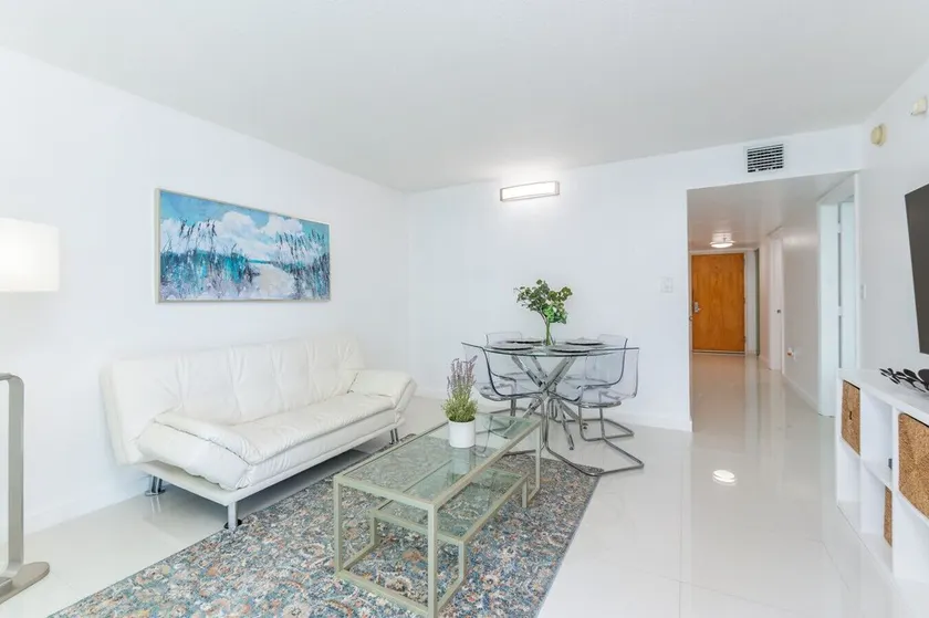 TC-2607 · Bright and cozy 2 bedroom free parking at brickell - Image 1
