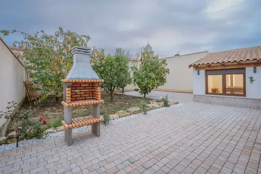 Puente del Rey Country House – Nature and Relaxation in Burgos - Image 1