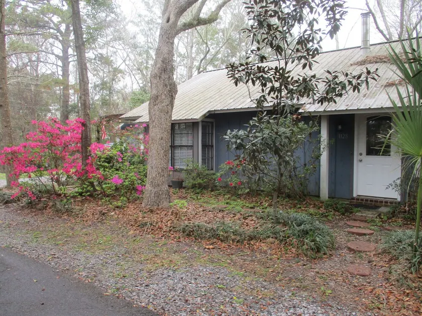 Beautiful Secluded Cottage In Old Ocean Springs Ms - Image 1