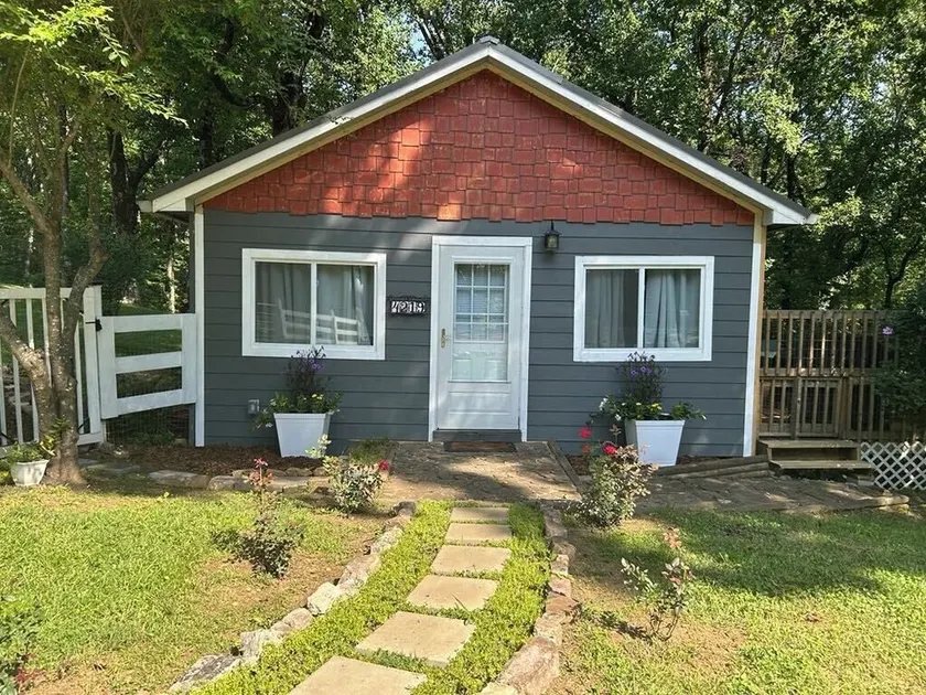 Cozy Guest House cabin on 15 acre farm-stay Sanctuary - Image 1