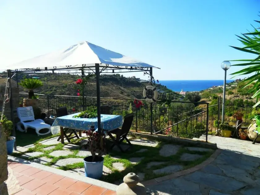 Bungalow with terrace and pool with sea view - Image 1