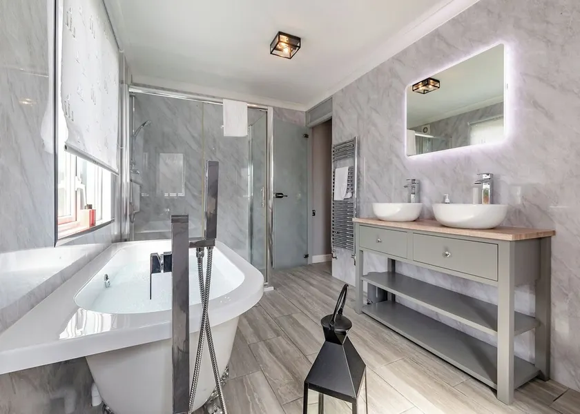 Large superior one-bedroom lodge with hot tub for two adults. - Image 1