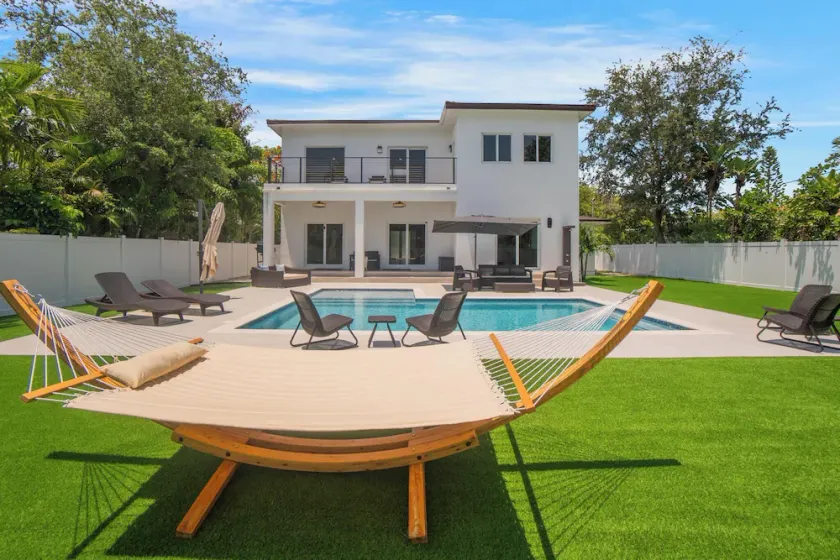 Luxury 4BR Retreat w/ Heated Pool + Free Car Rental – Near Miami & Beaches - Image 1