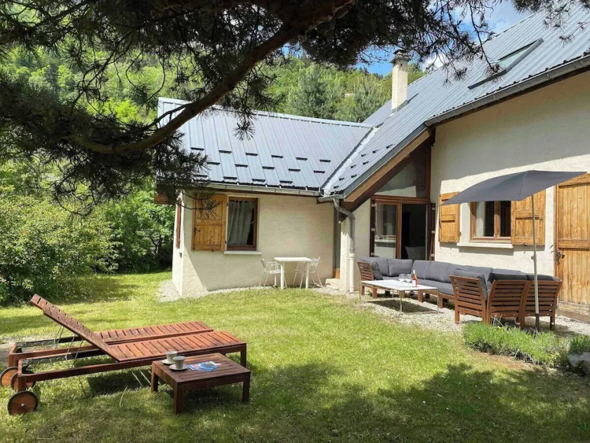 SUPERB HOUSE, GREAT LOCATION - SLEEPS 10 - Image 1