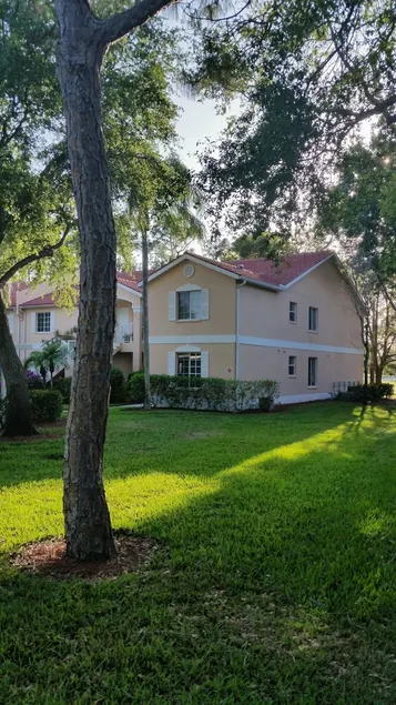 Flamingo Golf Course 13th Fairway 3 Bedroom, 2 Bath Condo in desirable Lely. - Image 1