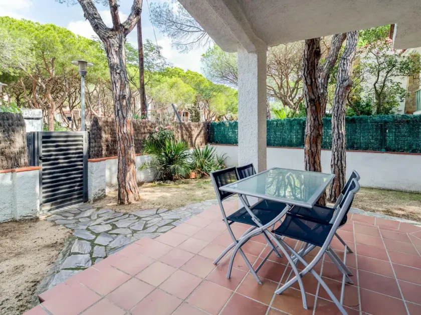 Apartment on the beach near public transport - Image 1