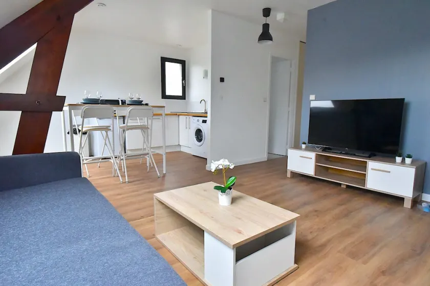 Charming, fully-equipped, refurbished F2. - Image 1