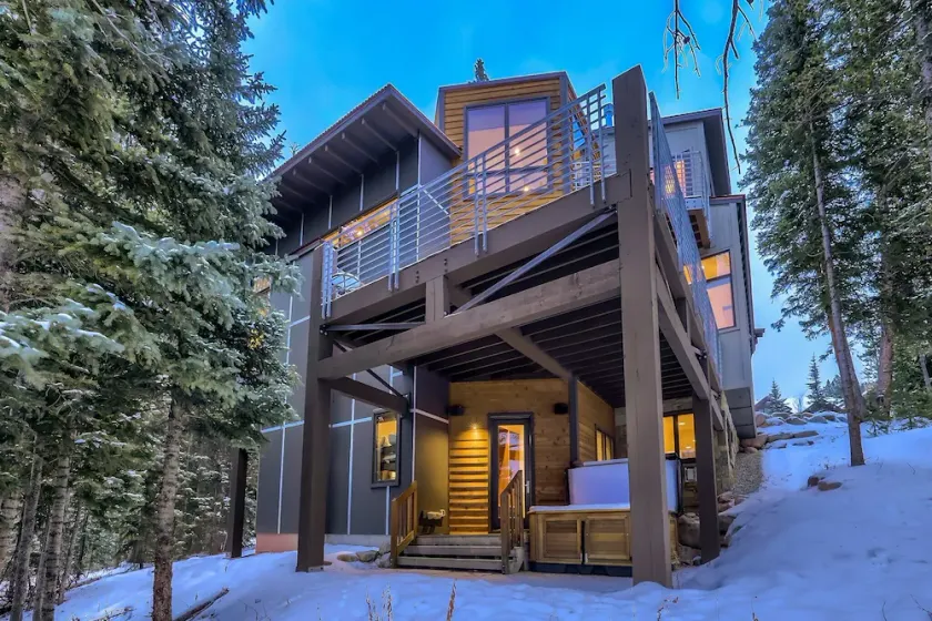 Parade of Homes triple award winning estate, short WALK TO SLOPES, sprawling modern luxury!! - Image 1