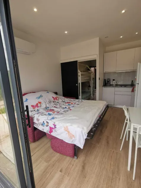 5' from the freeway, ideal for a family break - Image 1