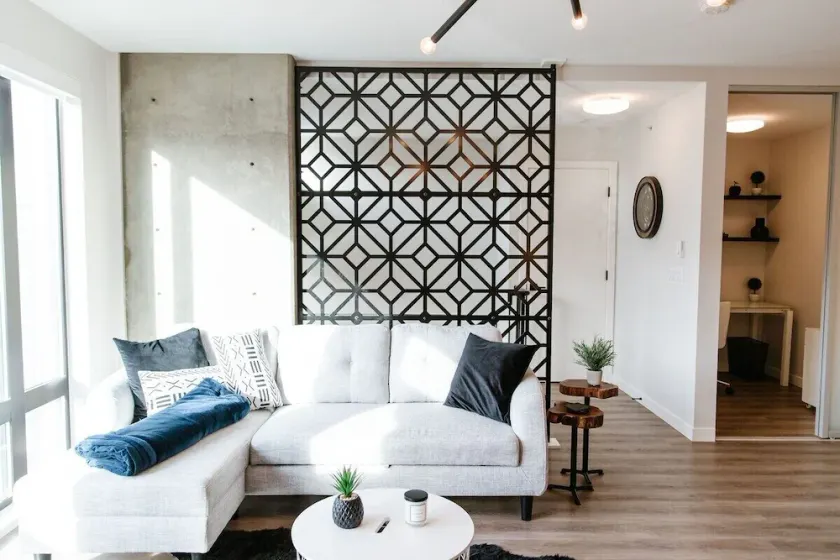 Stay in a modern two bedroom townhouse in downtown Kelowna with secure parking, patio, pet friendly options & easy walks to Prospera Place, the brewery district, waterfront paths, cafés & restaurants. Perfect for couples, friends or small families. - Image 1