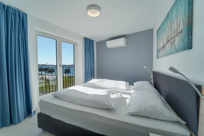 Superior Seaview Apt. with Pool - Image 1