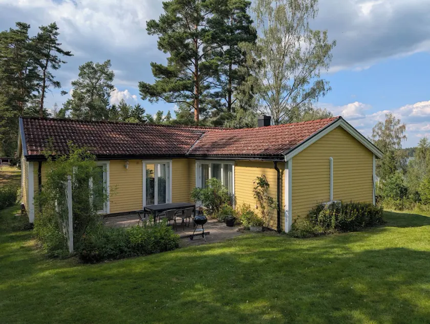 Hyggelige rekreative huse med idyliskt udsigt over søen. - Image 1