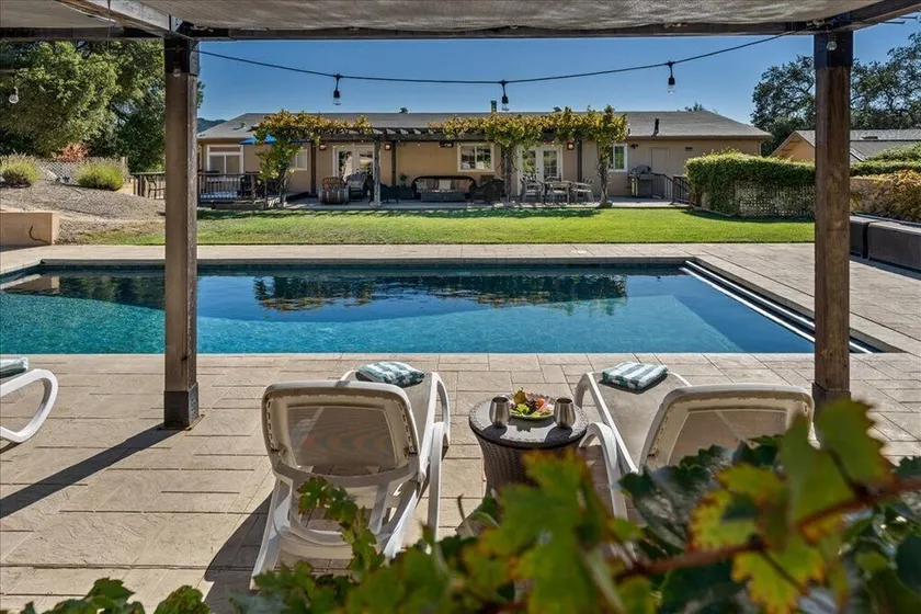 Rummeligt moderne hjem - pool, udsigt og acres - Image 1