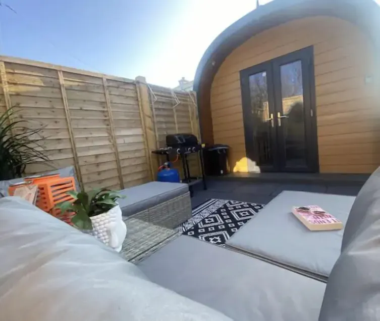 Cosy cabin near Tenby & Saundersfoot, great for a romantic break or to escape - Image 1