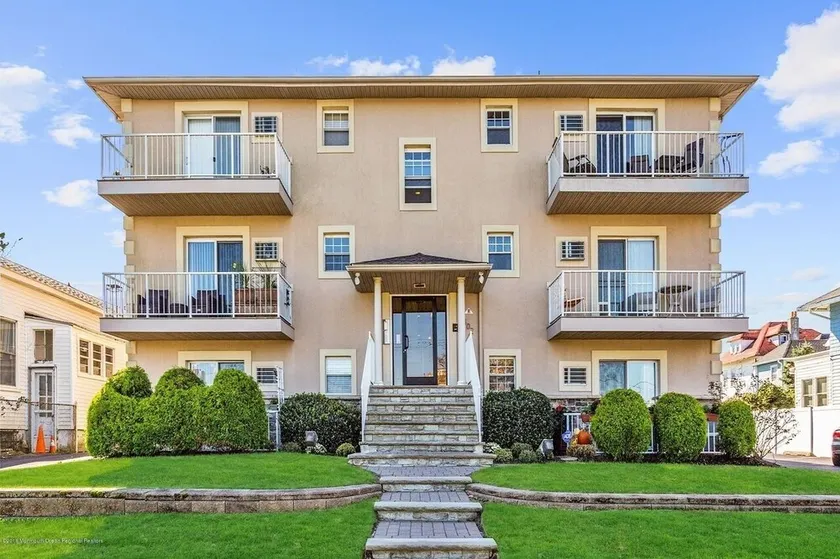 Pet Friendly-Outdoor Space-Parking-Chef's Kitchen-2 blocks to the Beach - Image 1