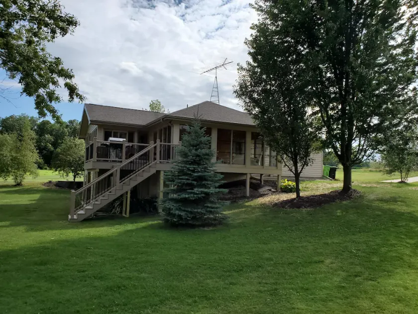 Large, cozy lake home near Round Lake Farm, Nordic Center, Road America, Lambeau - Image 1