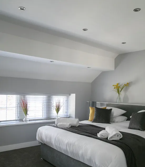 A spacious and stylish 2 bedroom, 2 bathroom duplex apartment - Image 1