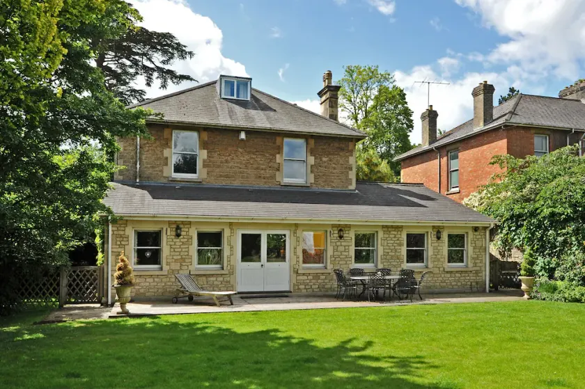 Large Victorian Town House. Pets welcome. Great for families or house parties - Image 1